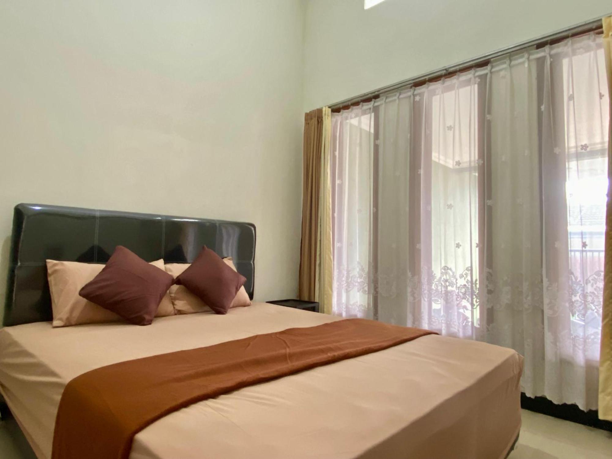 Zzz Hostel Malang Exterior photo