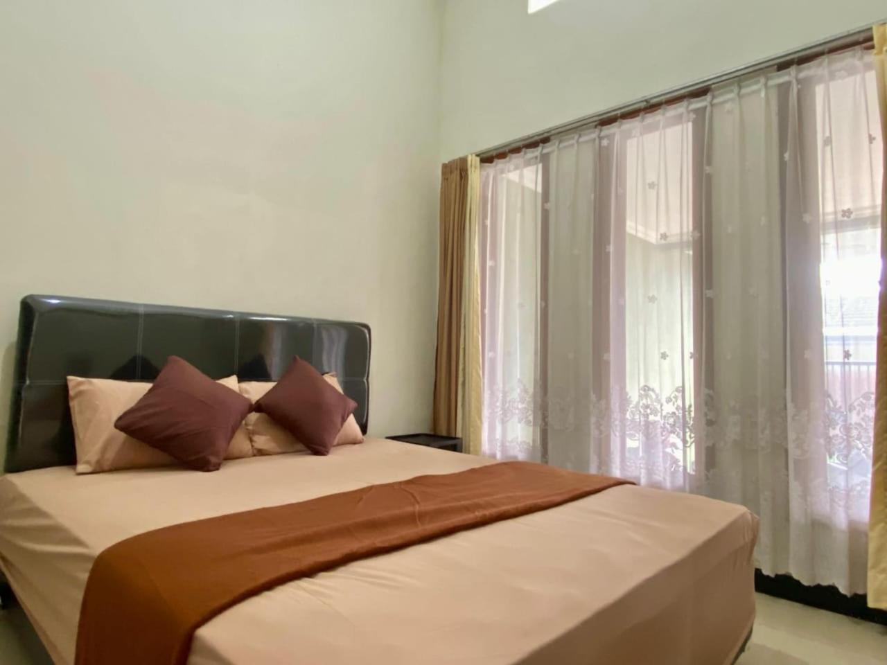 Zzz Hostel Malang Exterior photo
